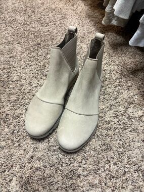 Women’s Sorel Ankle Boots in Light Taupe